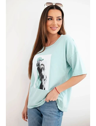 Dámská bavlněná oversize halenka s krátkým rukávem a módním potiskem tmavě mátová Dámská bavlněná oversize halenka s krátkým rukávem a módním potiskem tmavě mátová