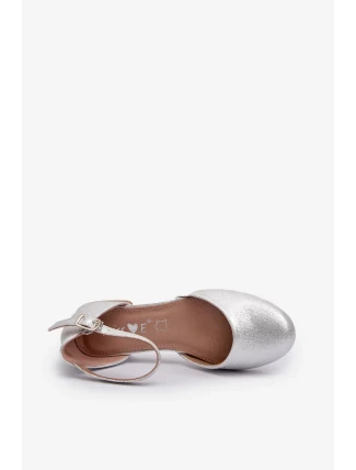 Dětské lesklé sandály Nelly na nízkém podpatku