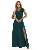 669-1 Romantické maxi šaty s květinou na rameni a rozparkem - lahvově zelené