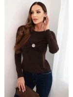 Dámská blůza z viskózy přiléhavá s drapováním a broží hnědá Dámská blůza z viskózy přiléhavá s drapováním a broží hnědá