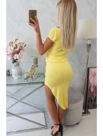Asymetrické žluté šaty