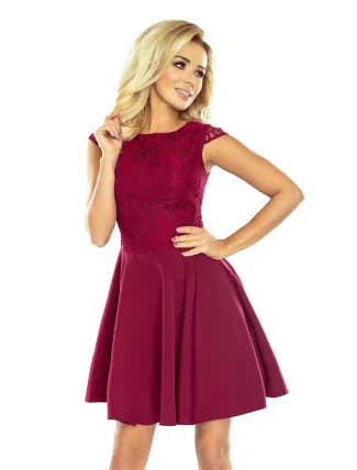 Rozšířené šaty s krajkou v bordó barvě model 5488747 Rozšířené šaty s krajkou v bordó barvě model 5488747