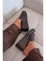 Dámské pantofle na platformě se zlatými sponami hnědé Arionne