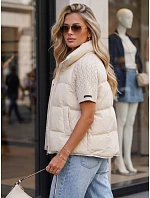 Krátká dámská prošívaná péřová vesta v barvě ecru FashionStreet TY5923 Krátká dámská prošívaná péřová vesta v barvě ecru FashionStreet TY5923