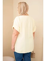 Dámská viskózová halenka pro plnoštíhlé s krátkým rukávem a ozdobným šátkem žlutá Dámská viskózová halenka pro plnoštíhlé s krátkým rukávem a ozdobným šátkem žlutá