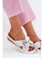 Kožené Dámské Klapky Na Klínu S Ozdobným Květem Artiker 52C0537 Bílé Kožené Dámské Klapky Na Klínu S Ozdobným Květem Artiker 52C0537 Bílé