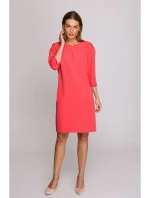 S394 Šaty uvolněného střihu s výstřihem s klíčovou dírkou - korálová barva