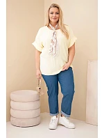 Dámská viskózová halenka pro plnoštíhlé s krátkým rukávem a ozdobným šátkem žlutá Dámská viskózová halenka pro plnoštíhlé s krátkým rukávem a ozdobným šátkem žlutá