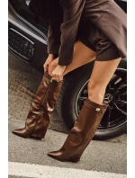 Dámské kozačky z eko kůže s obráceným lemem na podpatku hnědé Avamora