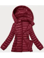 Dámská prošívaná bunda ve vínové bordó barvě s kapucí J Style (16M9102-06) Dámská prošívaná bunda ve vínové bordó barvě s kapucí J Style (16M9102-06)