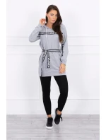 Šaty zdobené stuhou s nápisem šedá Šaty zdobené stuhou s nápisem šedá