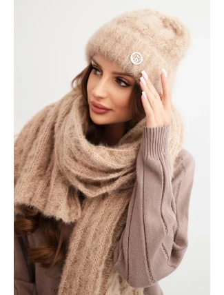 Dámská souprava čepice a šálu s proužkem s ozdobou camelový