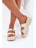 Dámské pantofle na platformě a klínu s přezkami světle béžové Nitarelia