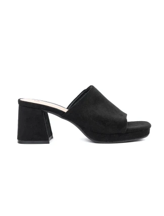 Zajímavé černé dámské nazouváky na širokém podpatku Zajímavé černé dámské nazouváky na širokém podpatku