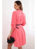 Šaty s delším zadním dílem a páskem malinová
