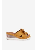 Kožené dámské sandály na klínovém podpatku s ozdobným květem Artiker 52C0504 žluté