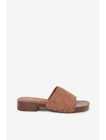 Ženské pantofle na plochém podpatku se zlatými přezkami Hnědé Girella