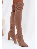 Dámské kozačky z eko-semiše nad kolena na sloupku – tmavě béžové Thamine Dámské kozačky z eko-semiše nad kolena na sloupku – tmavě béžové Thamine