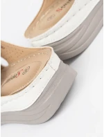 Pěkné dámské bílé  nazouváky na plochém podpatku