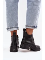 Dámské kožené kotníkové boty na podpatku s ozdobou D&A – černé