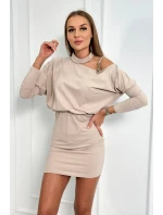 Šaty s ozdobou na rameni béžové barvy Šaty s ozdobou na rameni béžové barvy