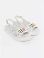 Stylové bílé dámské sandály na klínku Stylové bílé dámské sandály na klínku