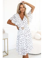 604-2 Smyslné černé hráškové šaty s obálkovým výstřihem a ozdobným páskem - bílé 604-2 Smyslné černé hráškové šaty s obálkovým výstřihem a ozdobným páskem - bílé