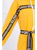 Šaty zdobené stuhou a nápisy v hořčicové barvě Šaty zdobené stuhou a nápisy v hořčicové barvě