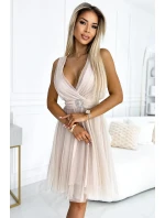 525-1 Tylové šaty OLGA s výstřihem a ozdobnou sponou - BEACH