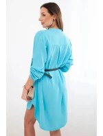 Šaty s delší zadní částí a páskem tyrkysová