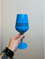 JEŠTĚ CHVÍLI POČKEJ A BUDE MI TO JEDNO. - modrá nerozbitná sklenice na víno 470 ml JEŠTĚ CHVÍLI POČKEJ A BUDE MI TO JEDNO. - modrá nerozbitná sklenice na víno 470 ml