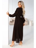 414-11 KLARA plisované elegantní midi šaty s páskem a výstřihem - čokoládové