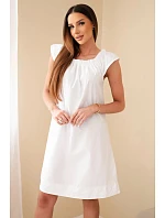 Dámské bavlněné šaty s nařaseným výstřihem a volánkem bílá Dámské bavlněné šaty s nařaseným výstřihem a volánkem bílá