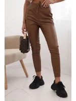 Dámské kalhoty z ekokůže s kapsami a vázáním v pase hnědé
