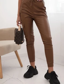 Dámské kalhoty z ekokůže s kapsami a vázáním v pase hnědé