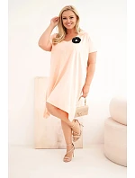 Dámské bavlněné šaty Plus Size s broží a výstřihem pudrově růžová