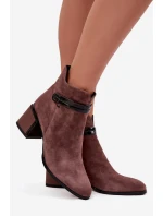 Dámské semišové kožené kotníkové boty na sloupkovém podpatku – hnědé