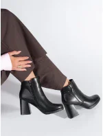Originální černé kotníčkové boty dámské na širokém podpatku Originální černé kotníčkové boty dámské na širokém podpatku