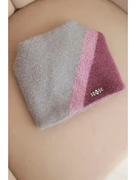 Dámská zimní čepice z huňaté pleteniny s ozdobnou aplikací šedá + tmavě fialová