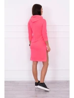 Šaty s delšími zády a barevným potiskem růžové neonové barvy