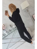 Zateplená souprava s mikinou vázanou ve spodní části černé barvy Zateplená souprava s mikinou vázanou ve spodní části černé barvy