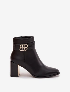 Dámské kotníkové boty na podpatku s páskem a zlatým detailem Galinne – černé