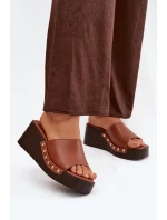 Dámské nazouváky na platformě se zlatými přezkami camel Arionne