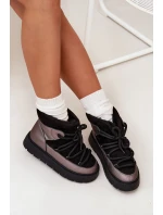 Nízké dámské sněhule s hřejivým kožíškem a silným šněrováním černé Xarina Nízké dámské sněhule s hřejivým kožíškem a silným šněrováním černé Xarina