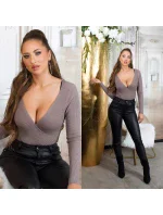 Dámský sexy svetřík se zavinovacími prvky IN-1537 Šedá - Koucla Dámský sexy svetřík se zavinovacími prvky IN-1537 Šedá - Koucla