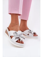 Kožené Dámské Klapky Na Platformě S Ozdobným Květem Artiker Bílá-Stříbrná 54C0538