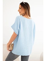 Dámská bavlněná mušelínová oversize halenka s výstřihem do V a krajkou modrá