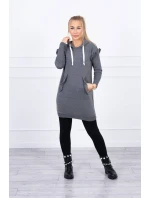 Šaty s ozdobnými volánky a kapucí v grafitové barvě