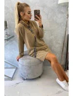 Velbloudí šaty s kravatou Velbloudí šaty s kravatou