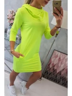 Šaty s kapucí a kapsami žluté neonové barvy Šaty s kapucí a kapsami žluté neonové barvy